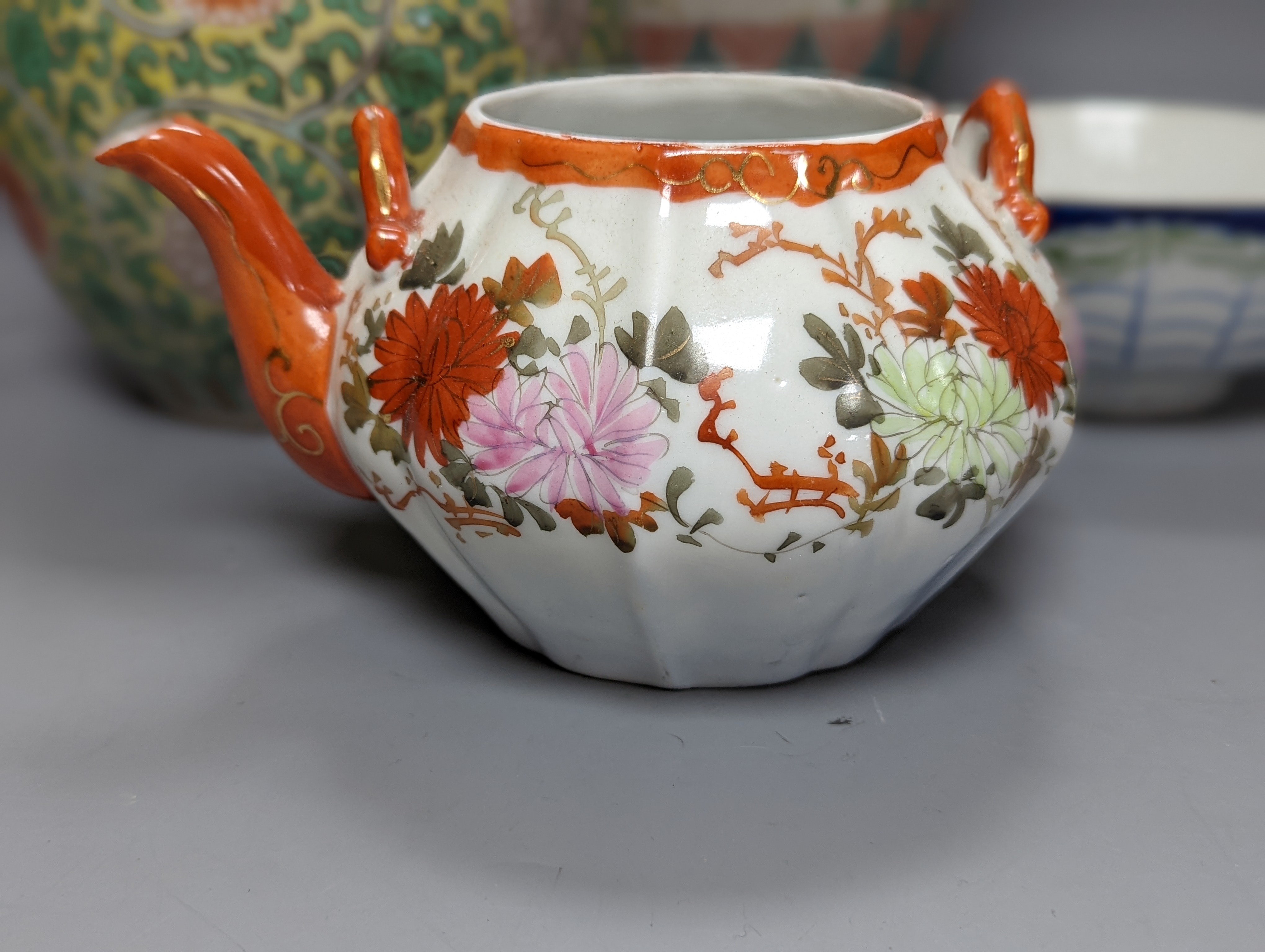 A group of Chinese and Japanese ceramics, 19th/20th century